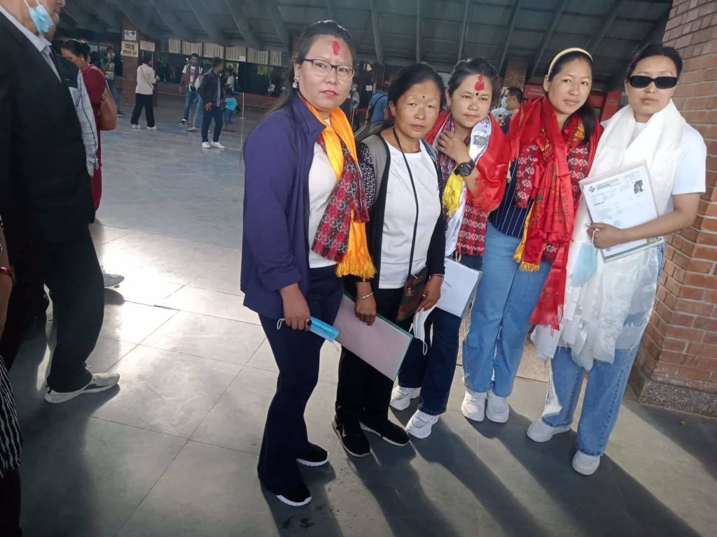 Radnice iz Nepala na aerodromu