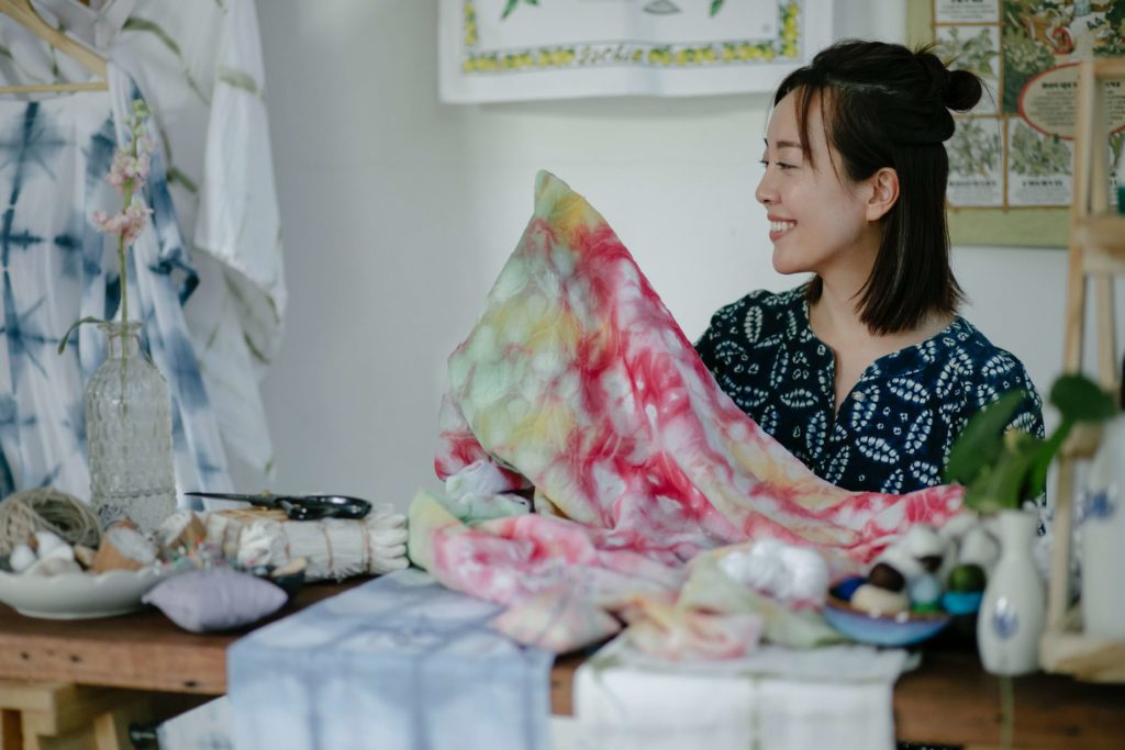 Krojačica iz Azije gleda u materijal kako da ga šije